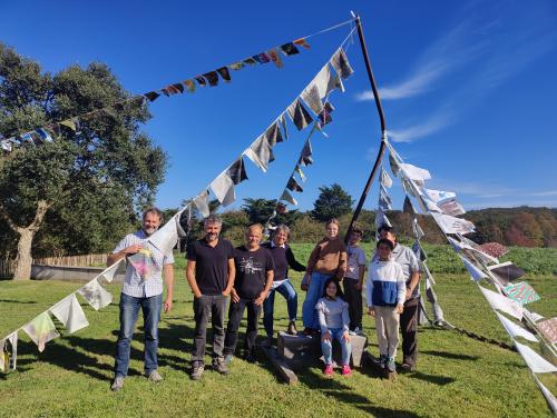 des_jeunes_hendayais_devant_la_fresque_pour_la_terre_qu_ils_ont_cree_avec_jean_lavigne_artiste_et_christophe_cassou_climatologue