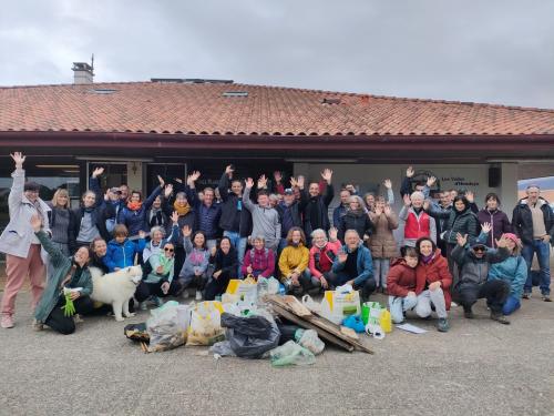 un_groupe_des_volontaires_reunis_devant_le_centre_nautique_d_hendaye_